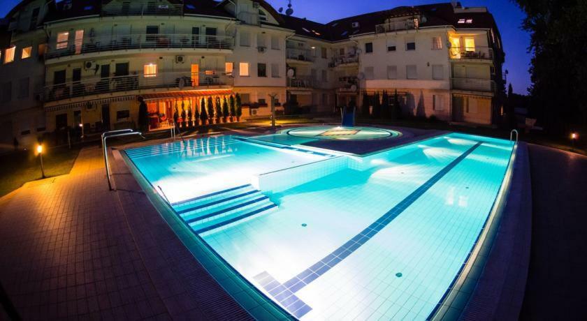 Relax Beach Apartman Hajduszoboszlo Exterior photo