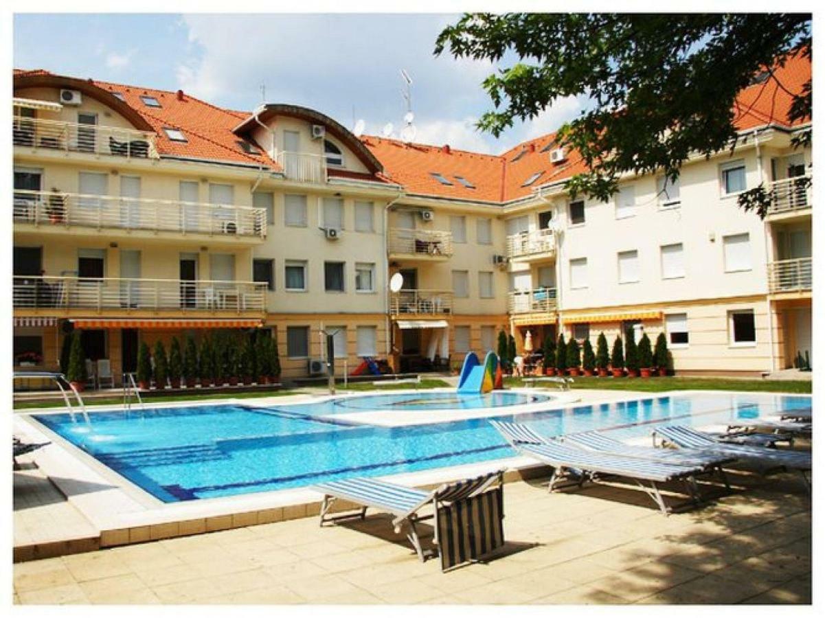 Relax Beach Apartman Hajduszoboszlo Exterior photo
